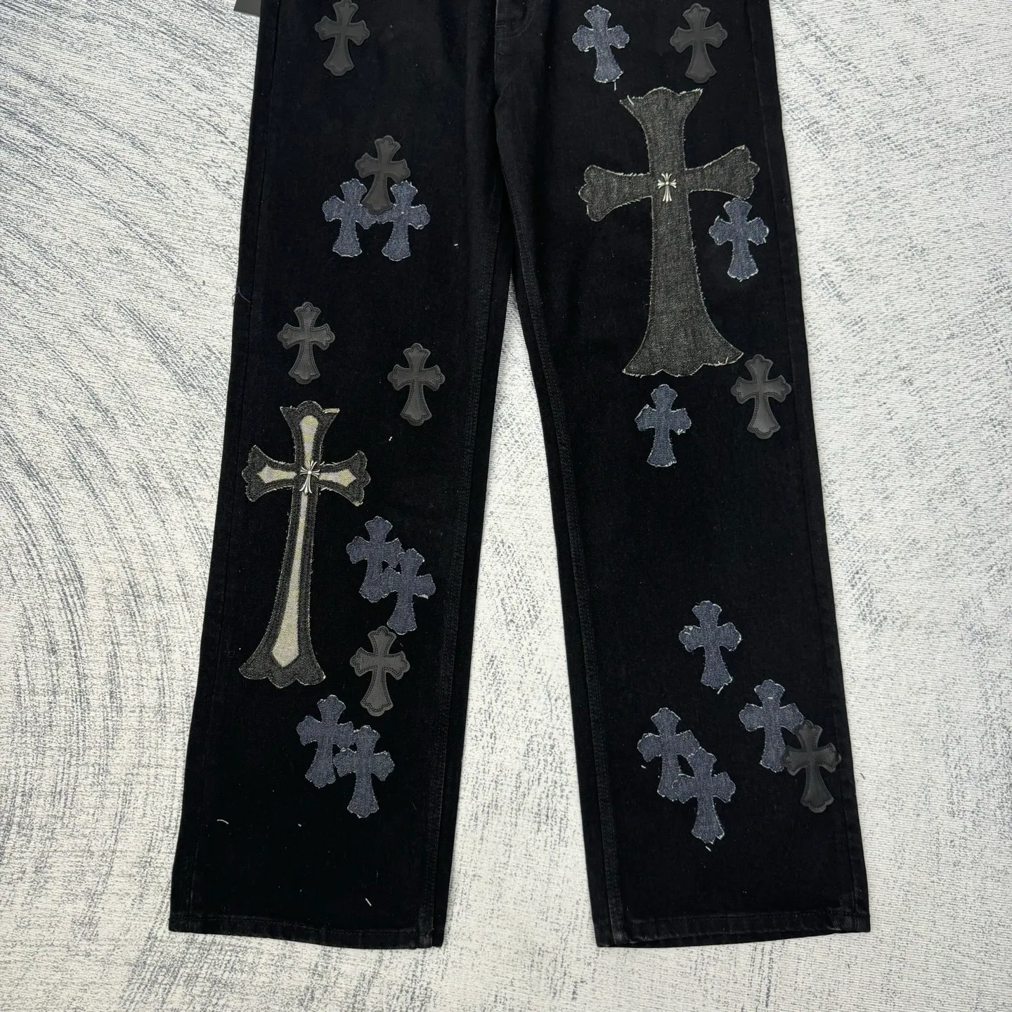 P750 Chrome Heart CH hardware washed and spliced ​​cow king jeans Size: 30/32/34/36/38 Use genuine levis502 as the base plate. Purchase the original version at 5W. Heavy washing, frayed and distressed, customized cowhide cross. After dyeing, it will be fixed and will not fade. Full right-angle fit and hand-cranked embroidery threading, a total of 5 small silver nails on the whole body, 1 silver medal and 5 Cross Scout flower buttons. The silver content is 85%. It is not made of 925 silver because the silver content is too high and it will easily turn black and oxidize, which affects the appearance. The printing adopts the garment screen water slurry printing process.